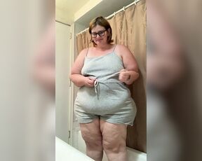 SSBBW strip and ass spread