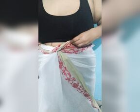 Desi Bhabhi pahante sari - Indian