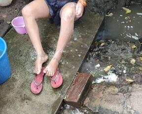 Hot bhabhi bathing outside with