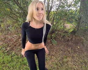 SPORTY BLOND PISSING IN PUBLIC